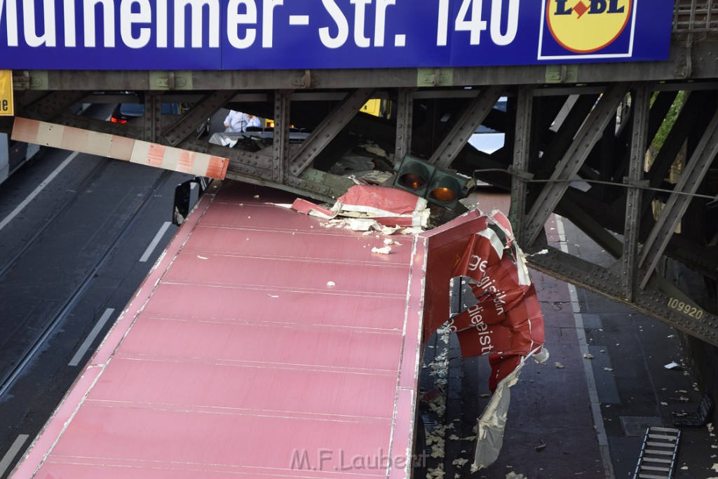 LKW blieb unter Bruecke haengen Koeln Deutz Opladenerstr Deutz Muelheimerstr P052.JPG - Miklos Laubert